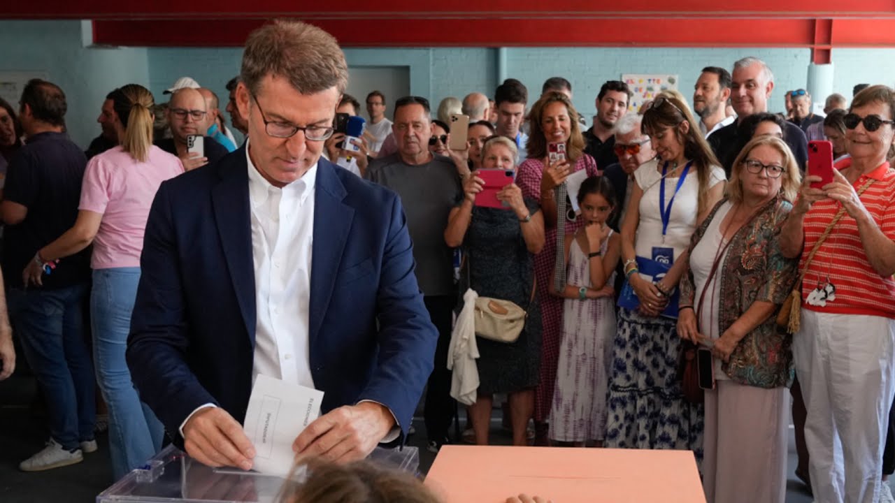 Alberto Núñez Feijóo atiende a los medios de comunicación tras ejercer su derecho al voto