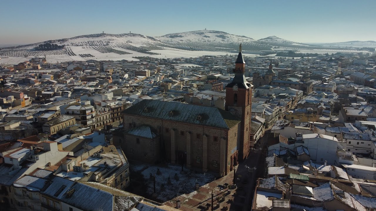 Herencia (Ciudad Real) a vista de pájaro en 4k. Día de la nevada Filomena 2021.