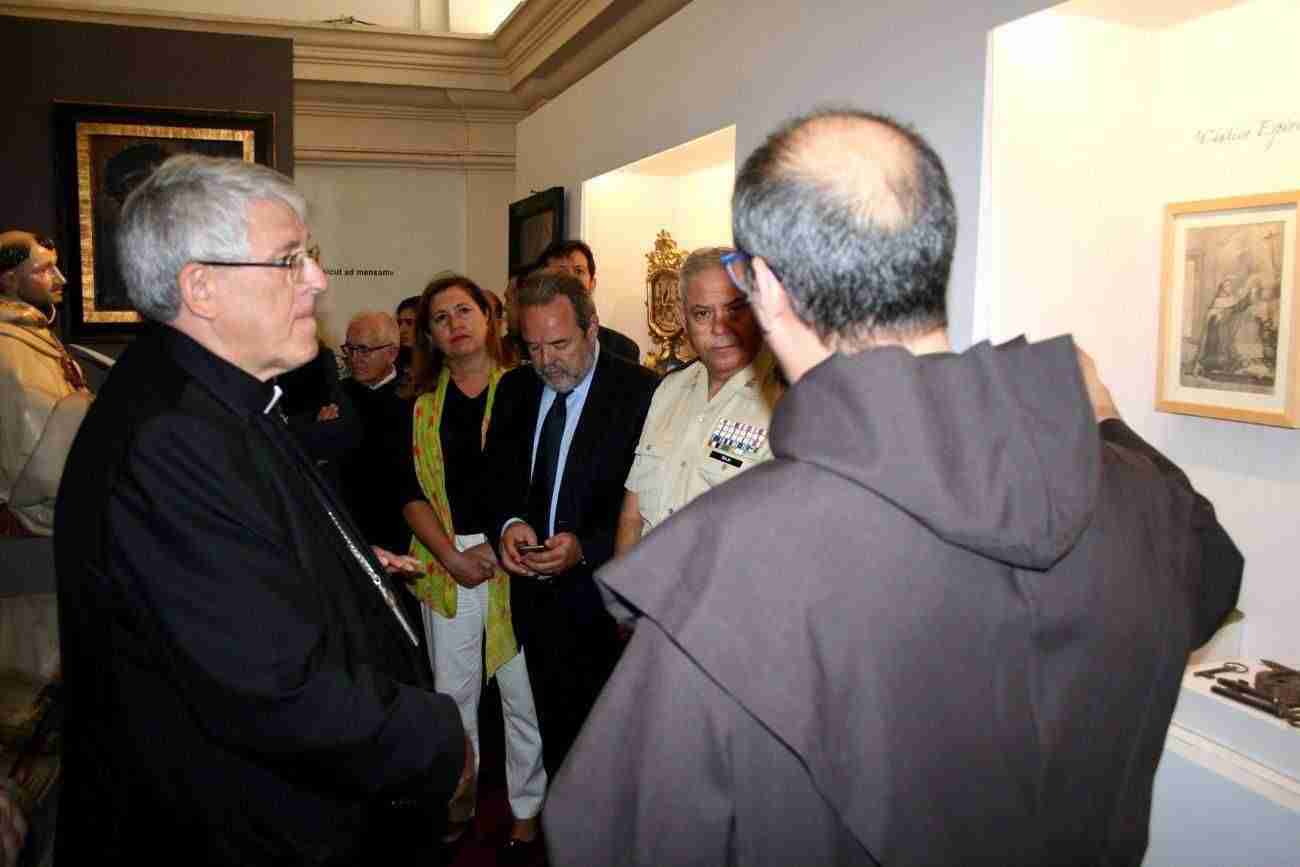 El Ayuntamiento, en la inauguración de la exposición de Santa Teresa de los Padres Carmelitas con motivo del 30 Aniversario 2