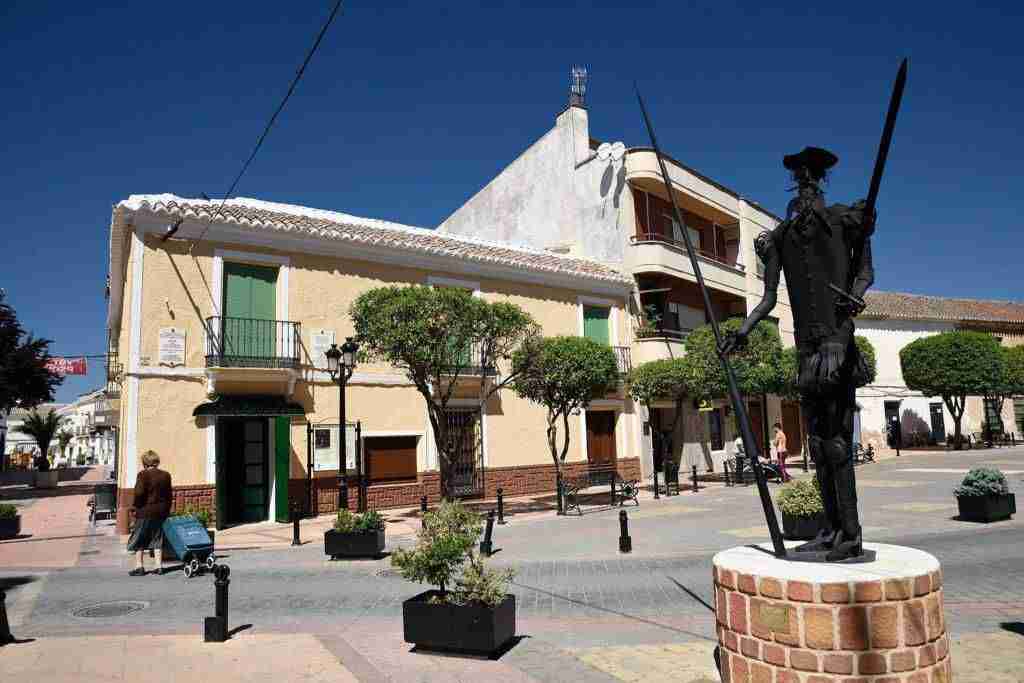 fachada de antigua farmacia en cuya rebotica Azorín se reunía con los Académicos de la Argamasilla (La ruta de D. Quijote, CAP. V)