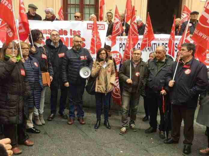 Fotografía de la concentración llevada a cabo ante la sede de la Tesorería General de la Seguridad Social Fotografía de la concentración llevada a cabo ante la sede de la Tesorería General de la Seguridad Social