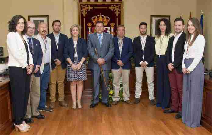 Corporación municipal de Calzada de Calatrava al completo.durante la última toma de posesión. En la foto aparece Agustín, situado al lado del alcalde Corporación municipal de Calzada de Calatrava al completo.durante la última toma de posesión. En la foto aparece Agustín, situado al lado del alcalde