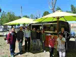 El alcalde de Quintanar junto a amigos en la celeración de San Isidro 3