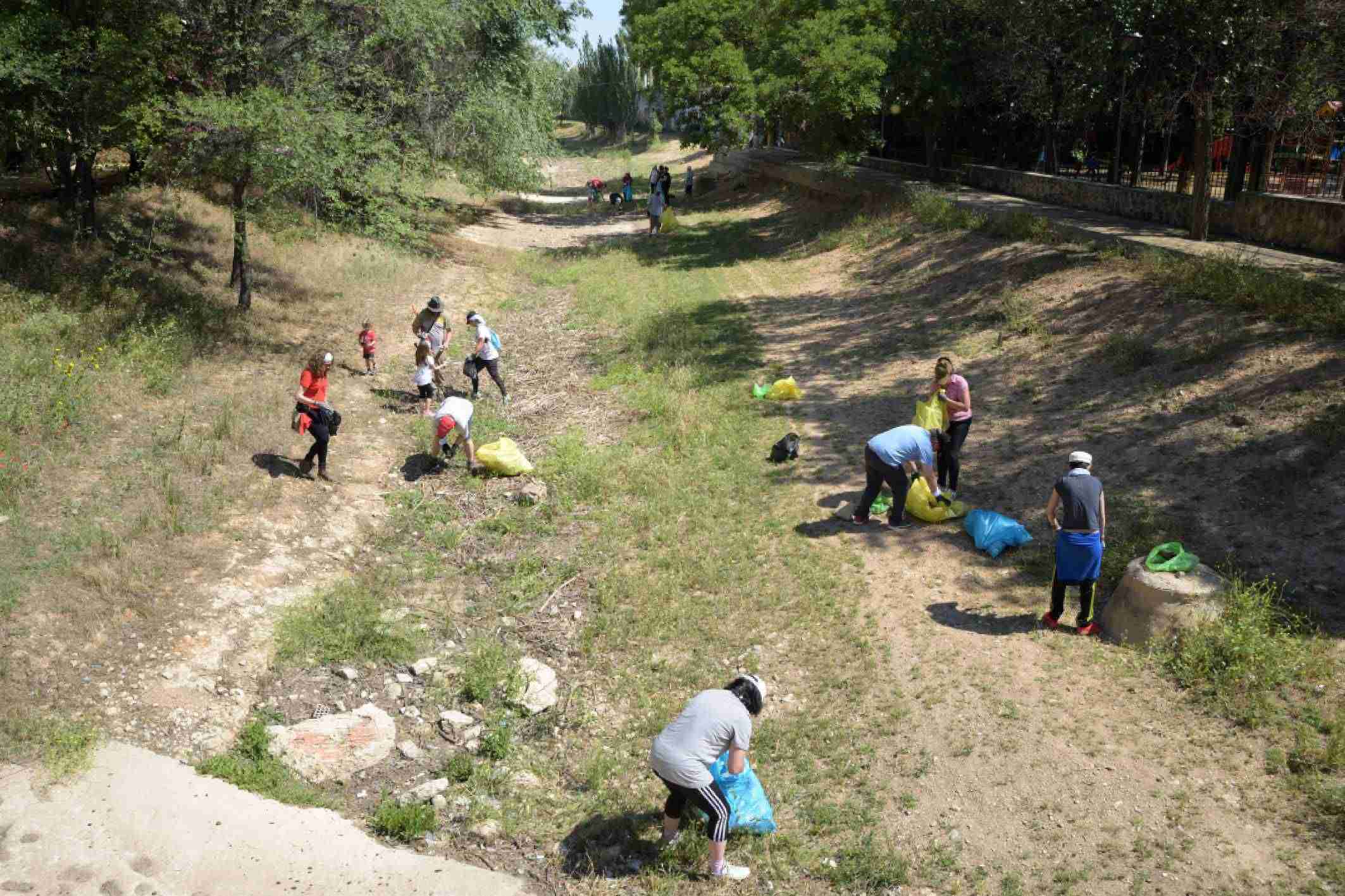 Decenas de voluntarios participan en la limpieza del río Guadiana en Argamasilla de Alba 1