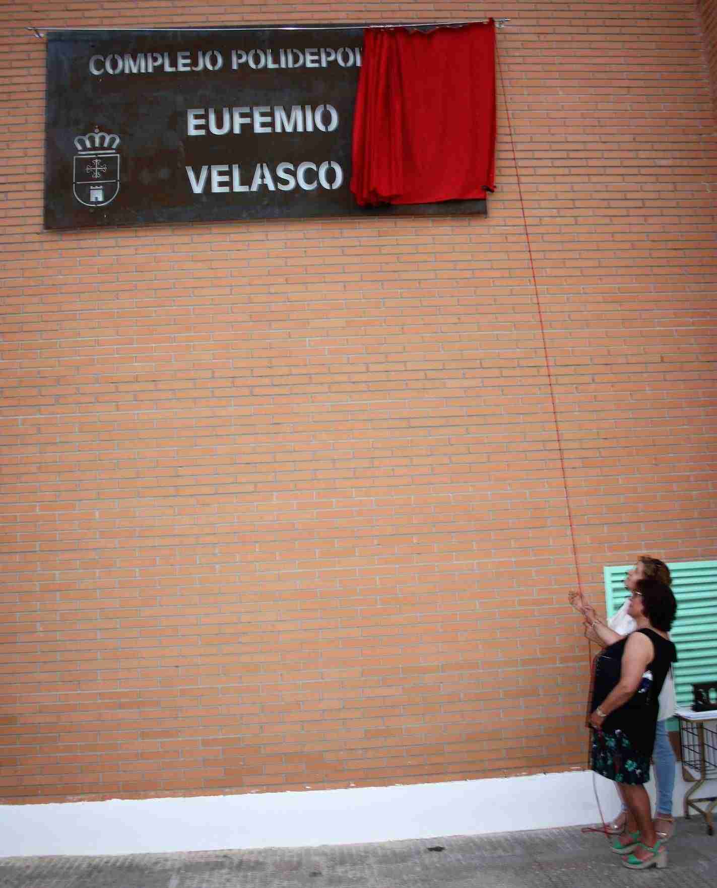 El Pabellón Polideportivo Municipal ya luce la placa en memoria de Eufemio Velasco, concejal de Deportes durante 16 años 2