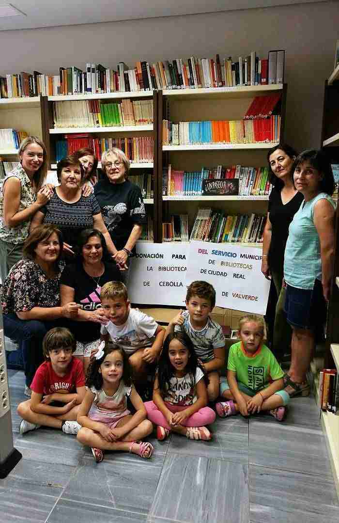 Ciudad Real dona medio millar de libros para la Biblioteca de Cebolla afectada por la riada 2