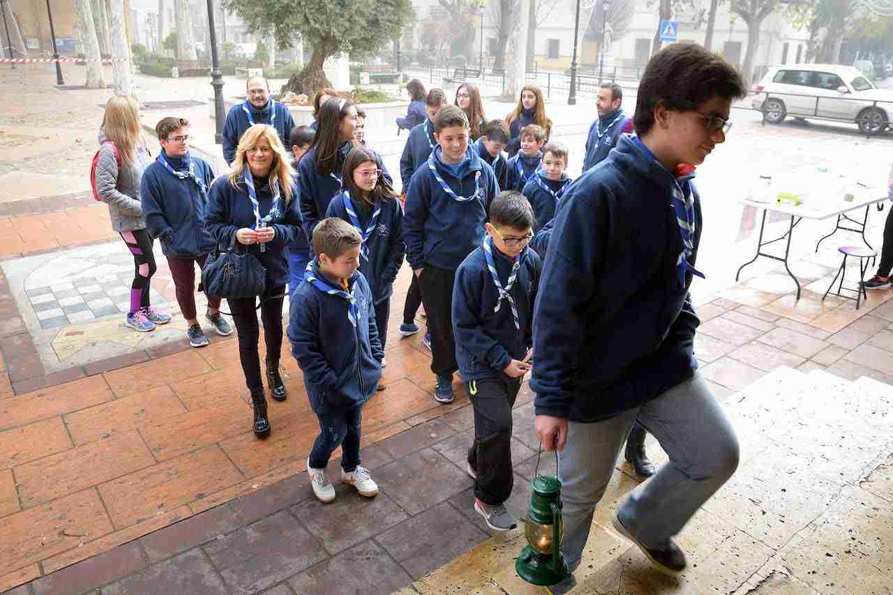 Los scouts Alba llevan al ayuntamiento la Luz de la Paz de Belén 1