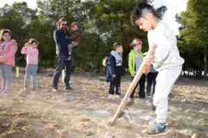 20190323_Los pequeños plantan encinas02_AdeAlba 3