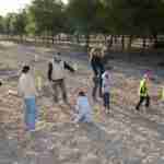 Los niños y niñas de la Pequeteca y de la Ludoteca plantan cerca de un centenar de encinas 3