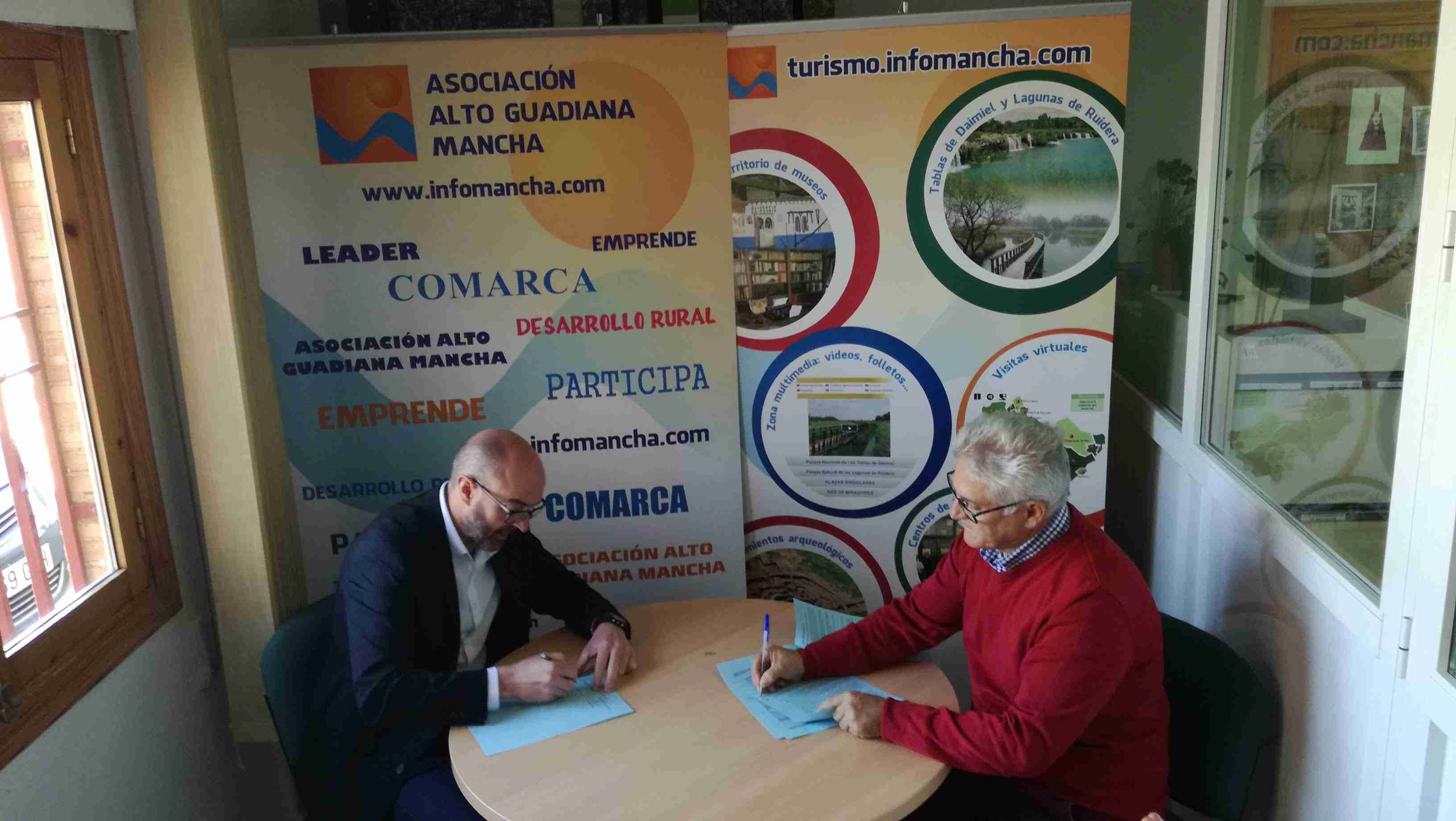 Firmados tres nuevos contratos con promotores de proyectos de la comarca Alto Guadiana Mancha 2