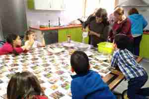 20190416_Pequeños y mayores cocinan torrijas01_AdeAlba 3