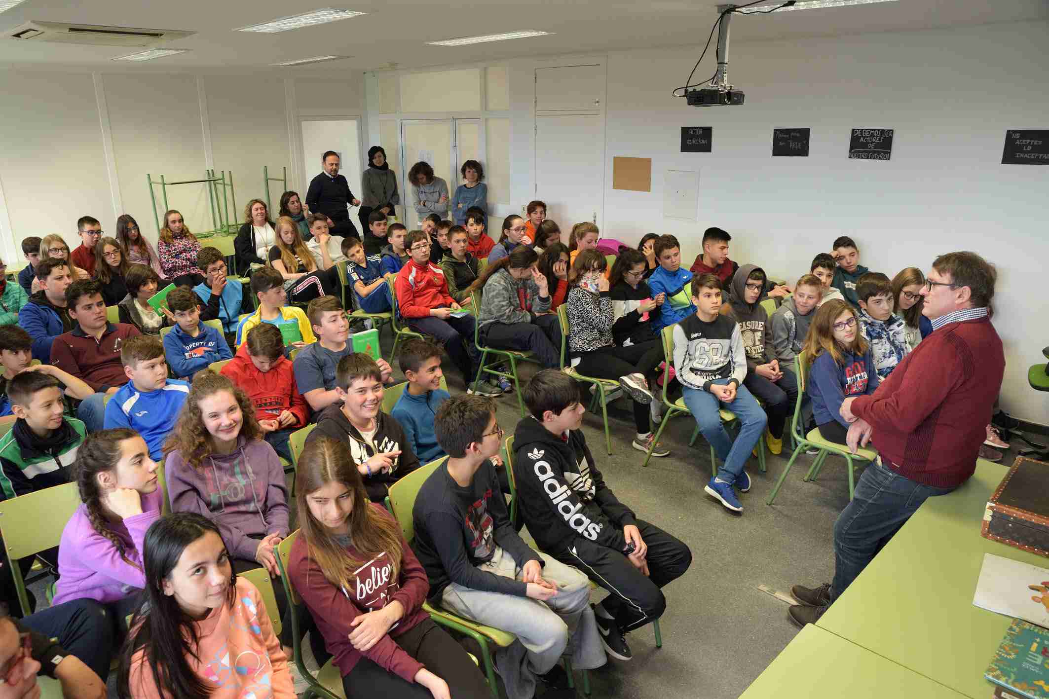 La Biblioteca Municipal “Cervantes” organizó el encuentro de escolares y estudiantes con el escritor Carles Cano 2