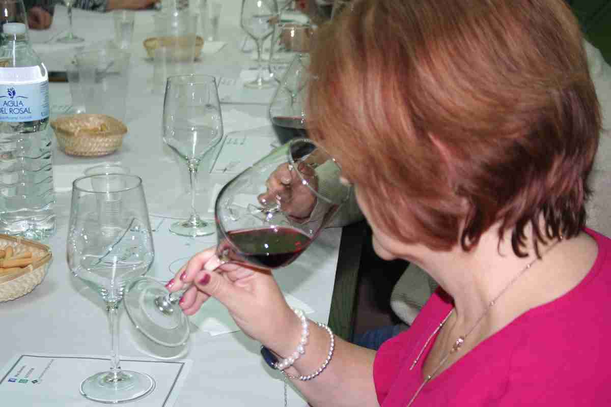 Afammer Membrilla introduce a sus socias en la cultura del vino a través de una cata comentada 2