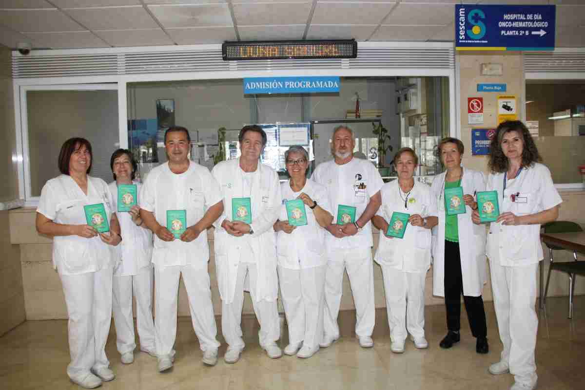 Los celadores del Hospital de Cuenca editan una carpeta para visibilizar su trabajo y acercarse a los pacientes 1