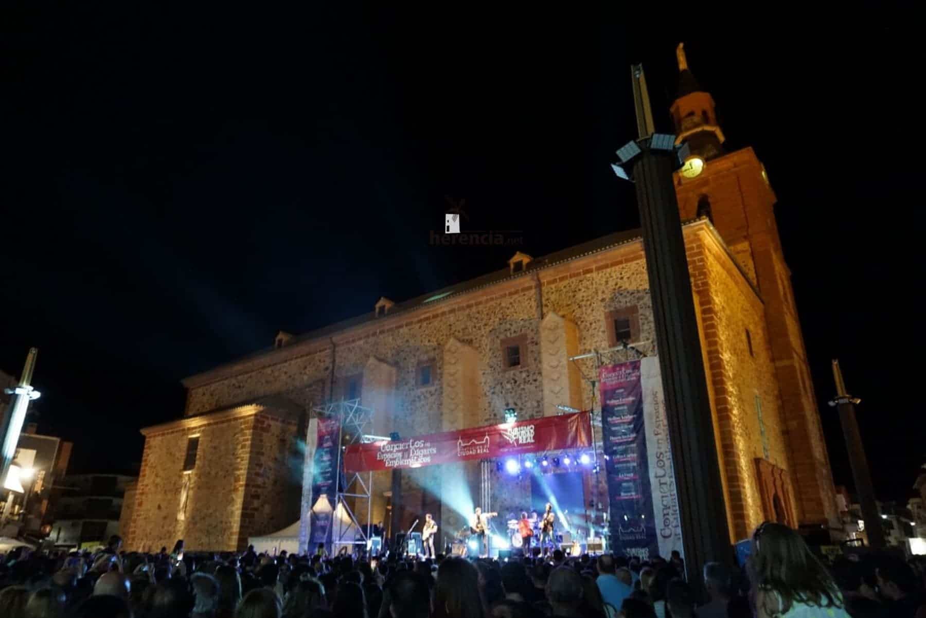 Cientos de jóvenes acuden al concierto de DVICIO en Herencia 1