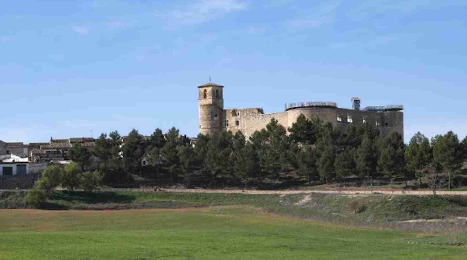 Vista general del castillo desde la autovía de Levante