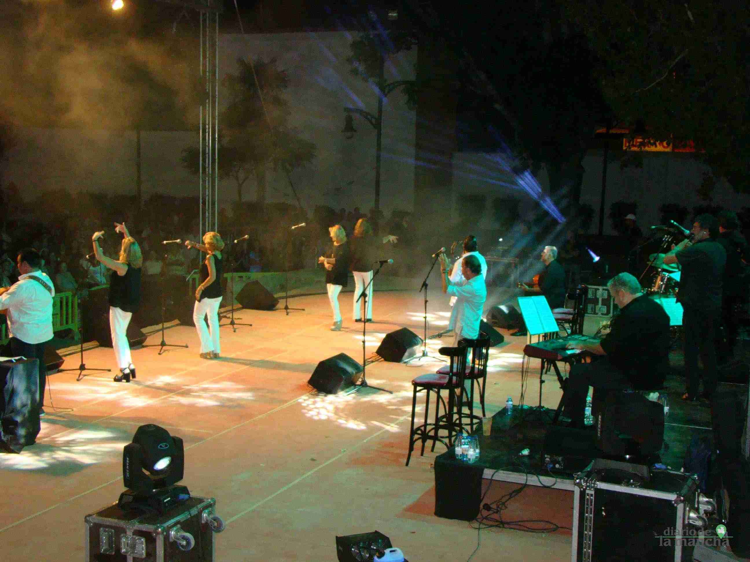 “Siempre Así” llena la Pista Jardín Colón de Quintanar en un magnífico concierto 11