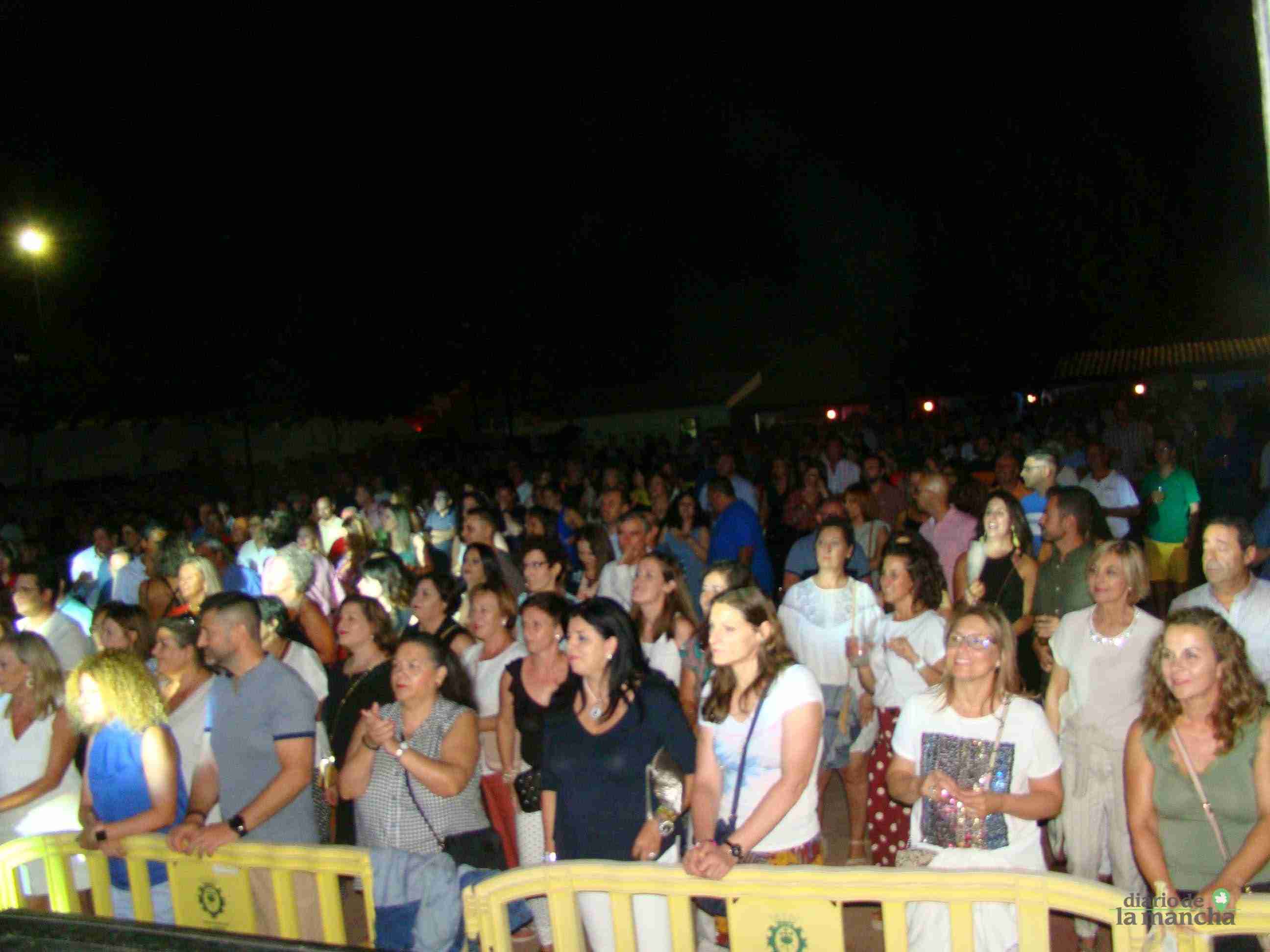 “Siempre Así” llena la Pista Jardín Colón de Quintanar en un magnífico concierto 8
