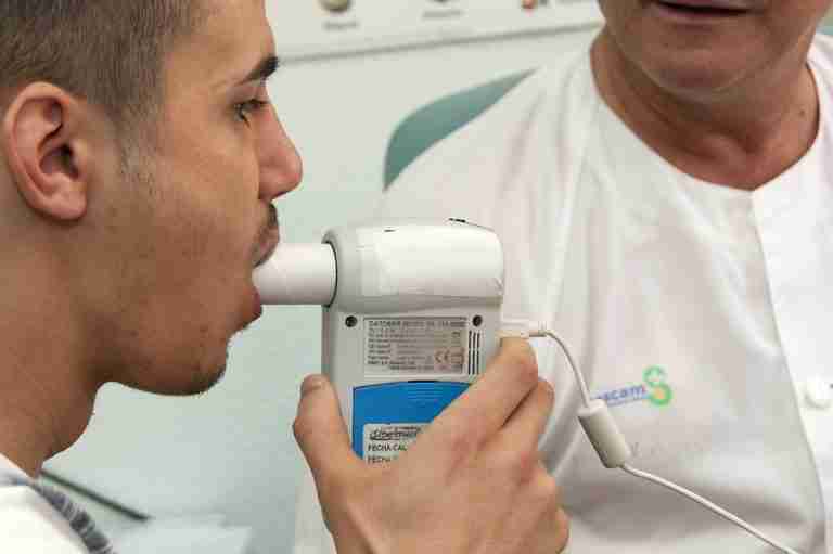 personal de atencion primaria del sescam administra espirometrias