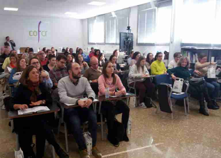 conferencia sobre aromaterapia y aceites esenciales en colegio oficial de farmaceuticos de cr