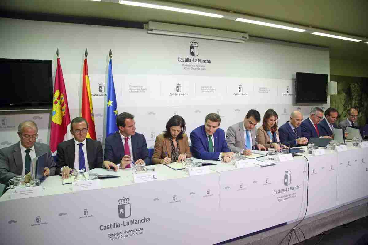 El Gobierno regional y las entidades financieras firman el protocolo para que agricultores y ganaderos profesionales tengan siempre un “colchón de seguridad” 1