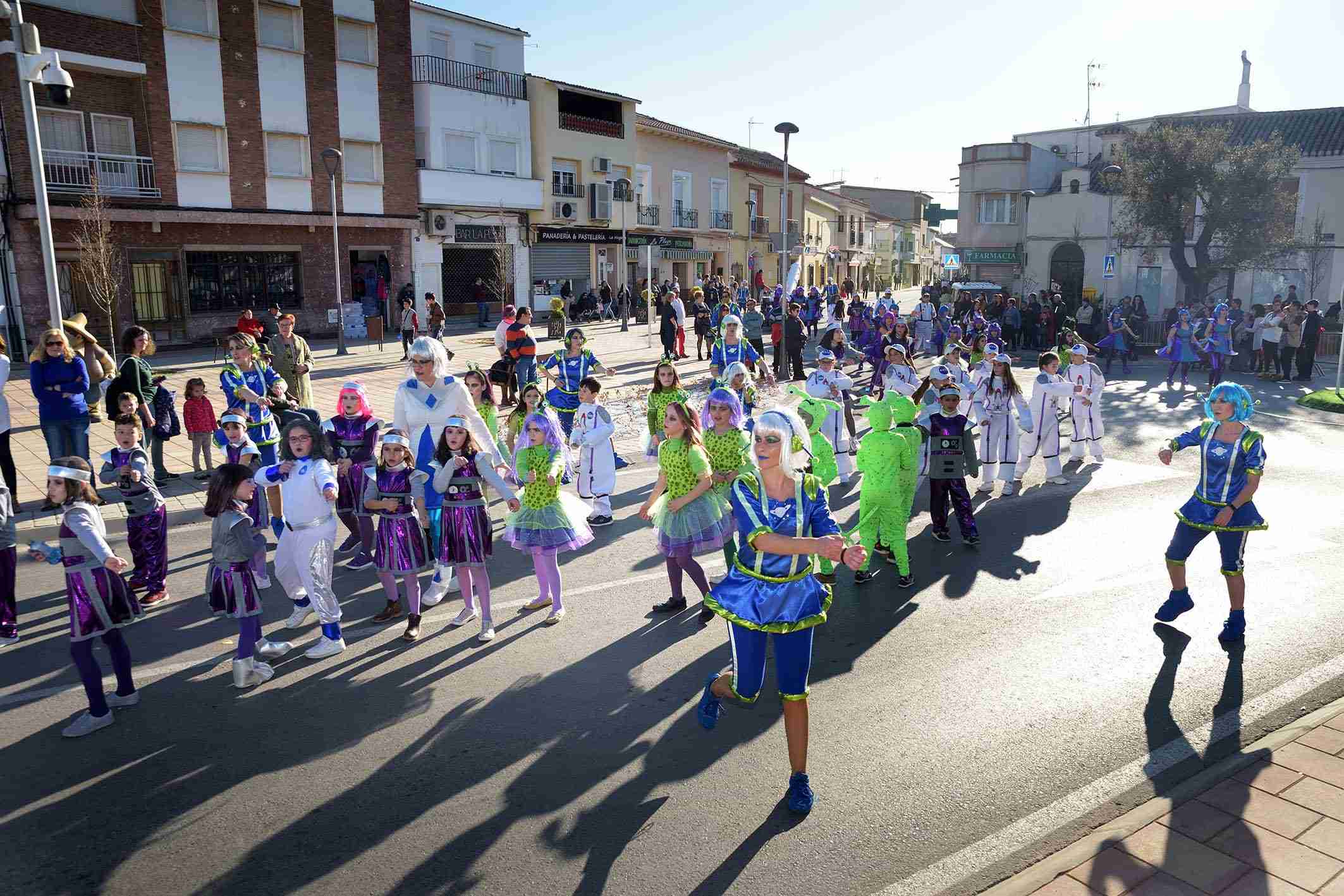 Cientos de niños participaron en el Desfile de Comparsas Infantiles de Argamasilla de Alba 6