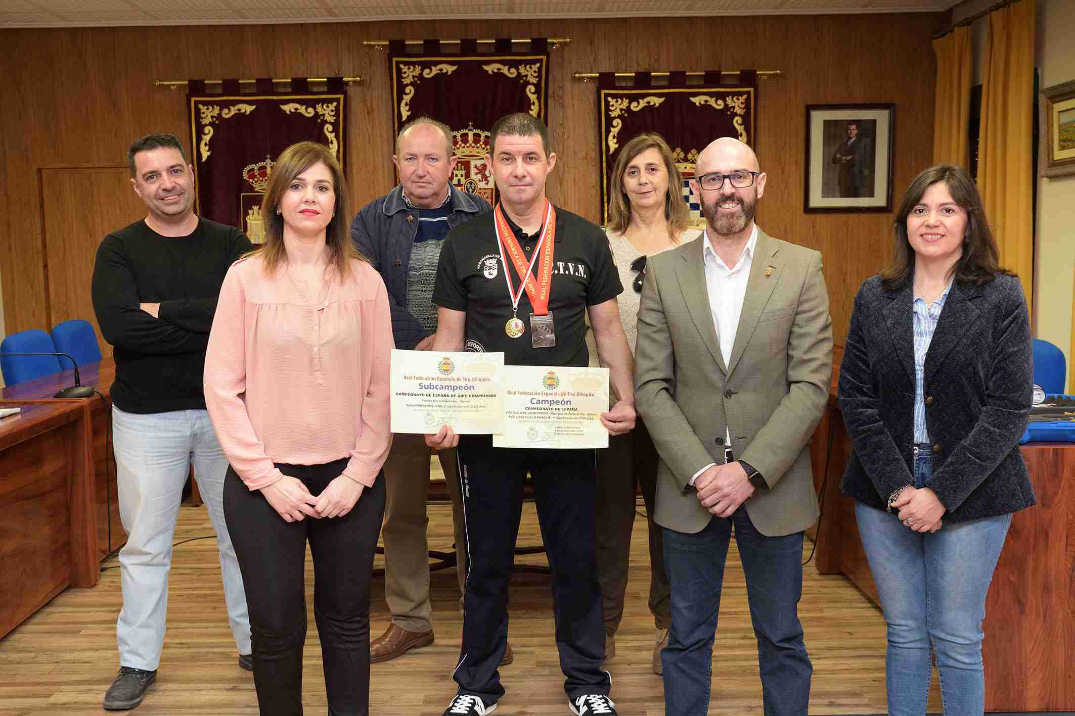 La Corporación Municipal recibe a Gabriel Moya, subcampeón de España de tiro con pistola y campeón por equipos 1