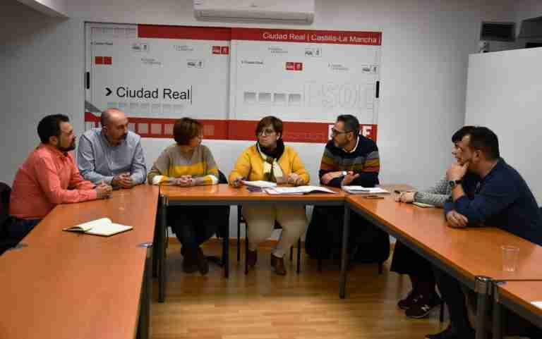 reunion del grupo municipal socialista de torrenueva y la delegada de la junta de comunidades en ciudad real