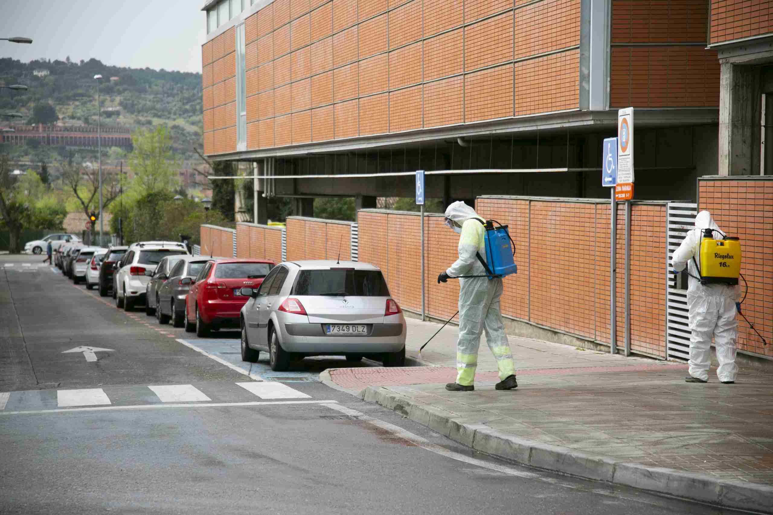 Toledo comienza la desinfección de la vía pública en centros sanitarios, farmacias, supermercados y colegios 4