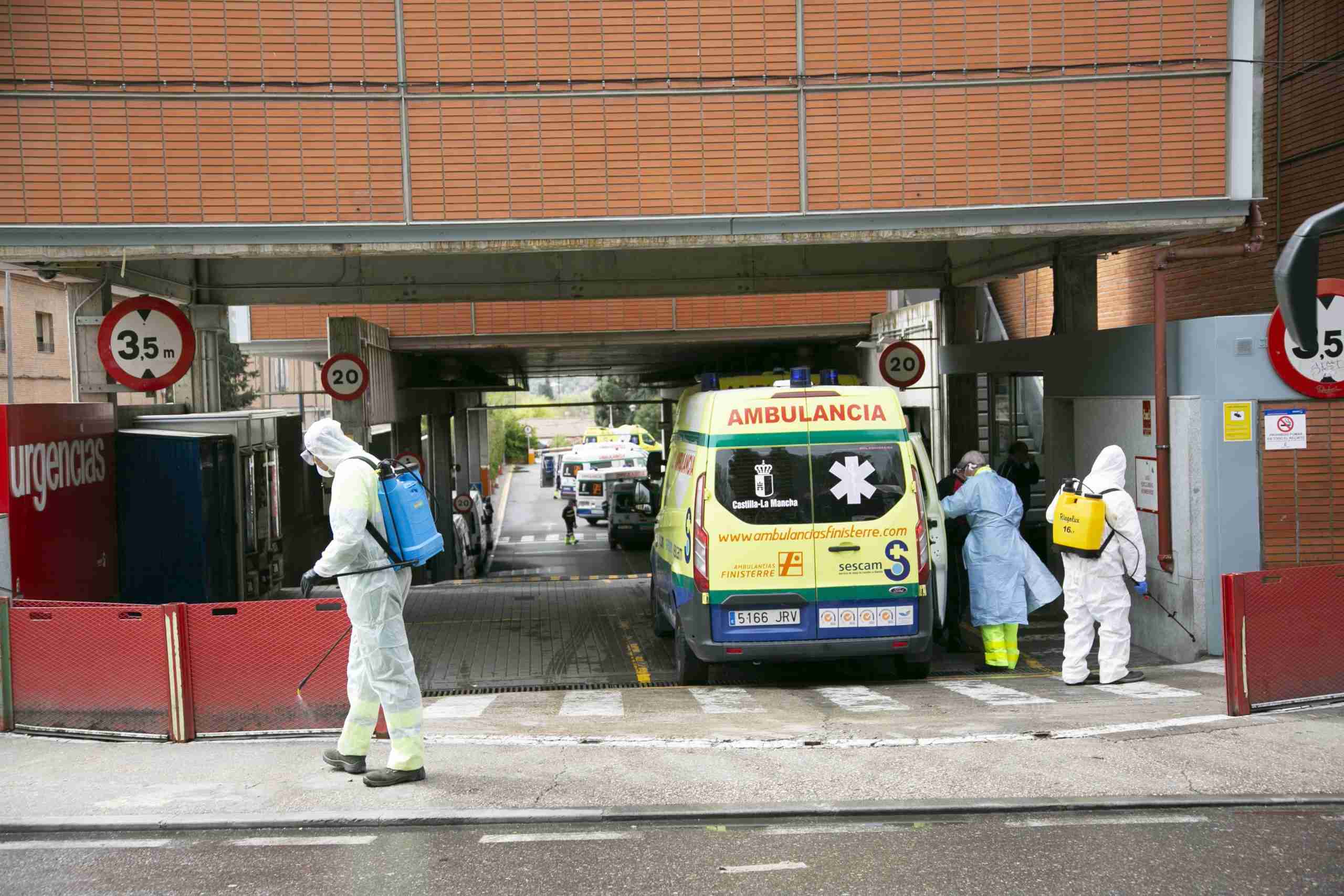 Toledo comienza la desinfección de la vía pública en centros sanitarios, farmacias, supermercados y colegios 2