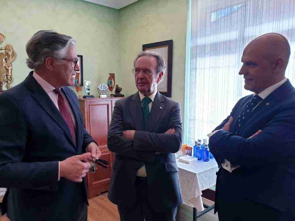 El presidente colegial, el Dr. José Molina, el presidente de Globalcaja, Carlos de la Sierra y el director territorial de Globalcaja en la provincia de Ciudad Real, Miguel Angel León