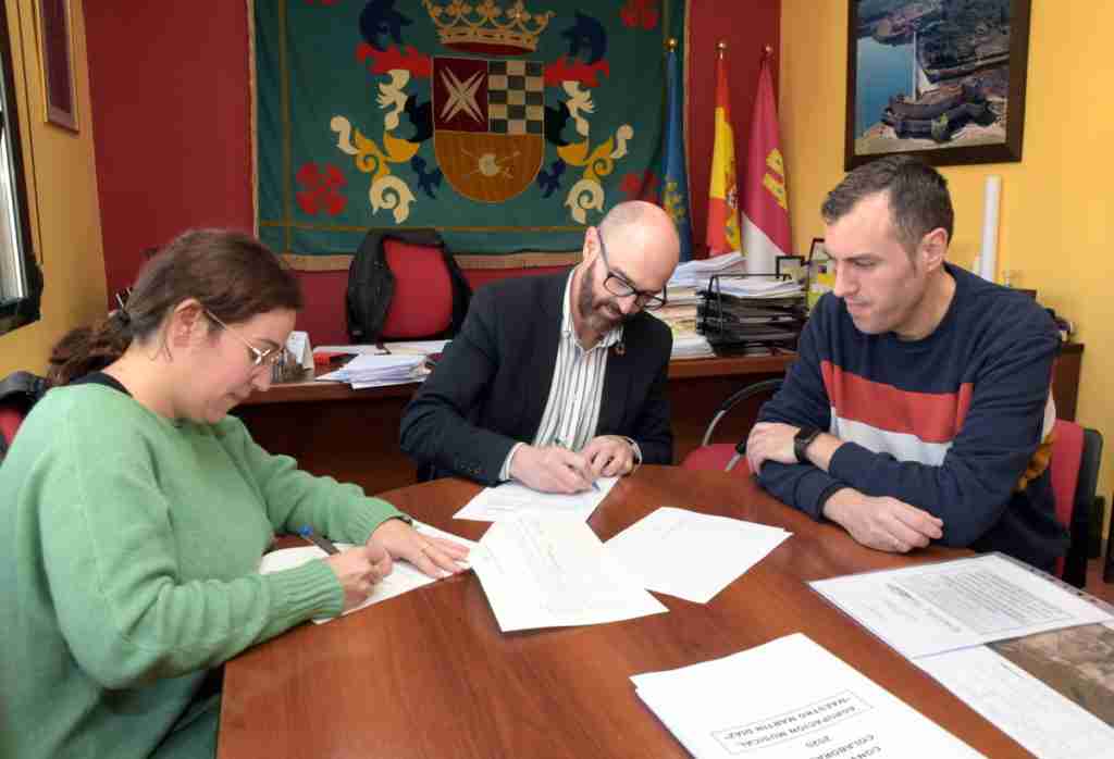 firman convenio entre agrupacion musical y ayuntamiento de argamasilla del alba