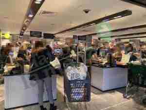 Supermercado El Corte Inglés de Nuevos Ministerios a tope por el coronavirus