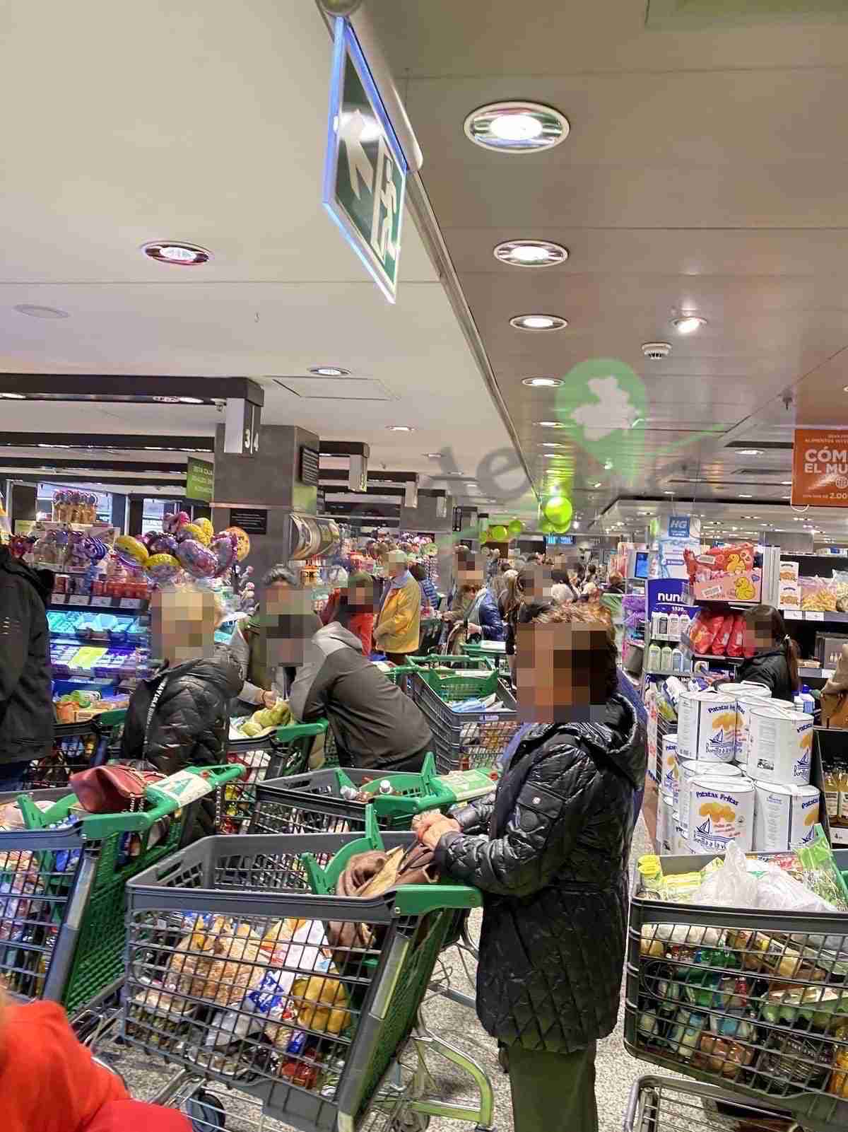Supermercado El Corte Inglés de Nuevos Ministerios a tope por el coronavirus