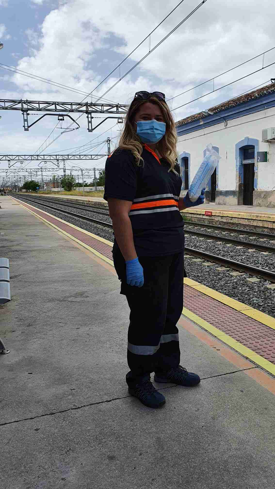 Policía Local y Protección Civil reparten mascarillas en transporte de la provincia de Ciudad Real 1