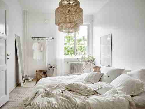 camas deshechas dormitorio luminoso