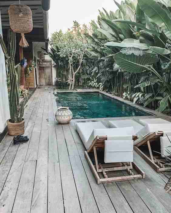 pequena piscina en el jardin con tumbonas