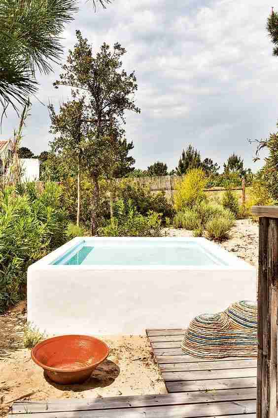 pequena piscina en el jardin huerto