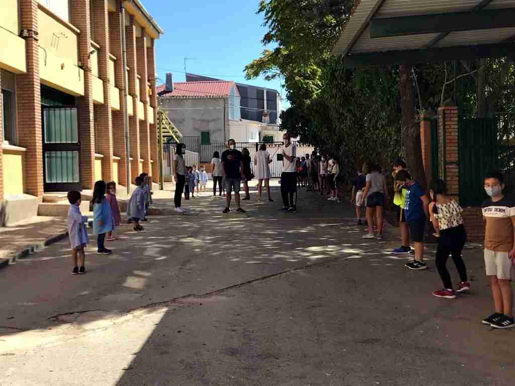El curso escolar comenzó con normalidad en Carrizosa, con puertas violetas y medidas especiales de limpieza 1
