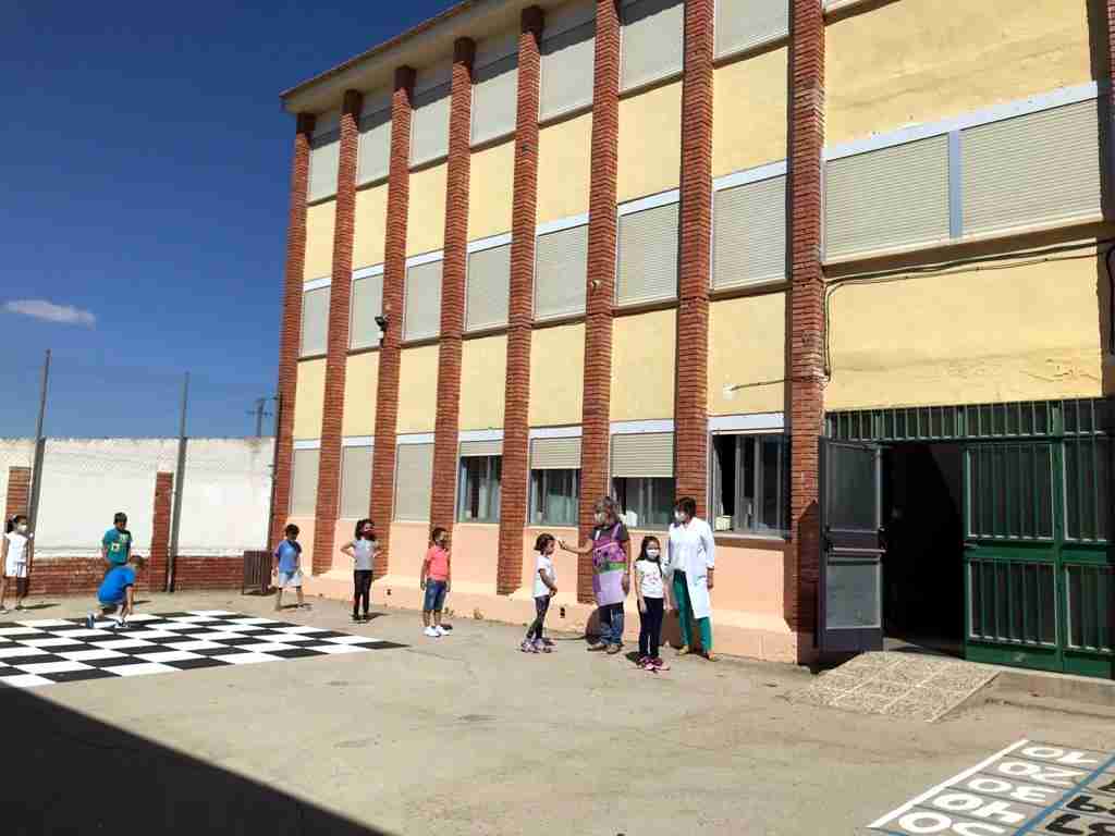 El curso escolar comenzó con normalidad en Carrizosa, con puertas violetas y medidas especiales de limpieza 2