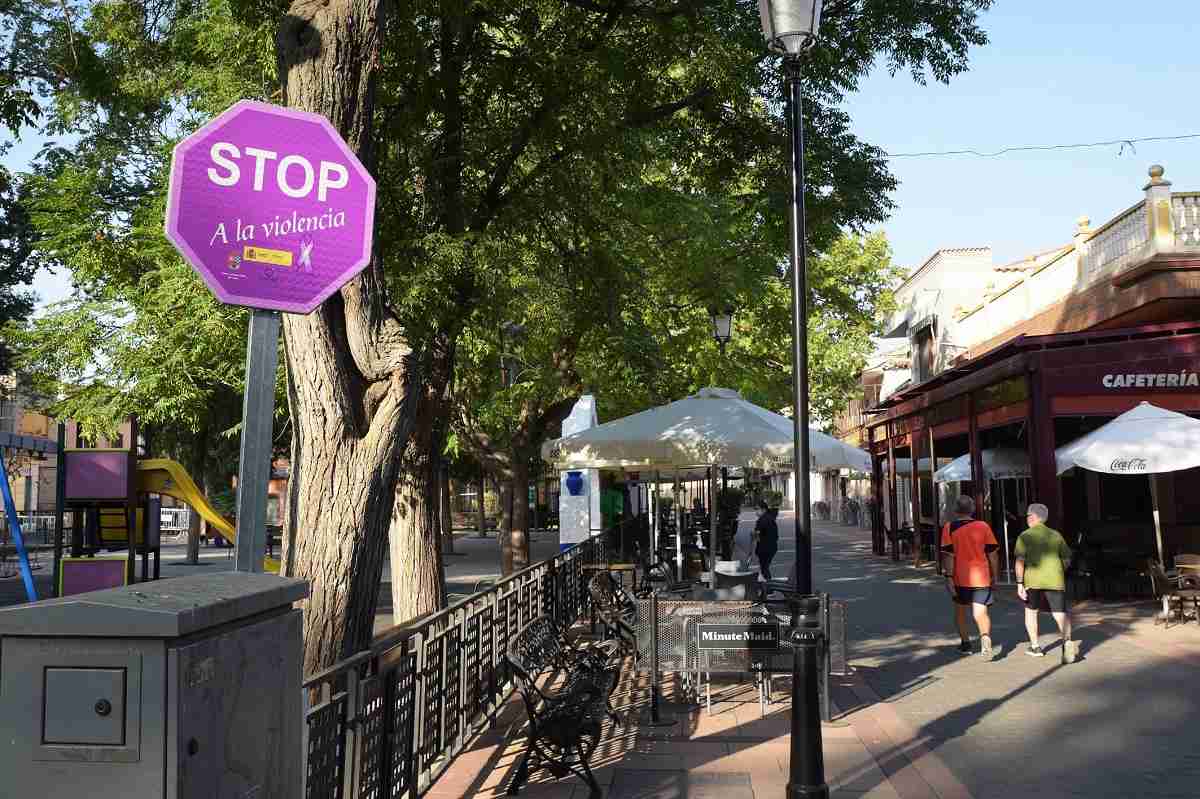 Señales viales contra la violencia machista en Argamasilla de Alba 1