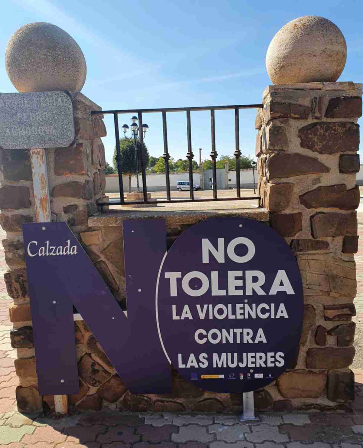 Colocan “señales de tráfico” contra violencia de género en Calzada de Calatrava 3