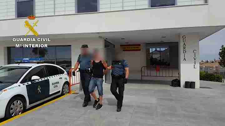 La Guardia Civil libera a dos menores que estaban siendo inducidas a la prostitución 2