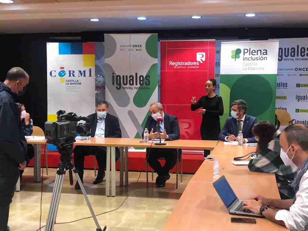 El Colegio de Registradores de Castilla-La Mancha divulgó junto a ONCE, CERMI y Plena Inclusión dos guías, una de Registro adaptado a Lectura Fácil y otra en Braille 1