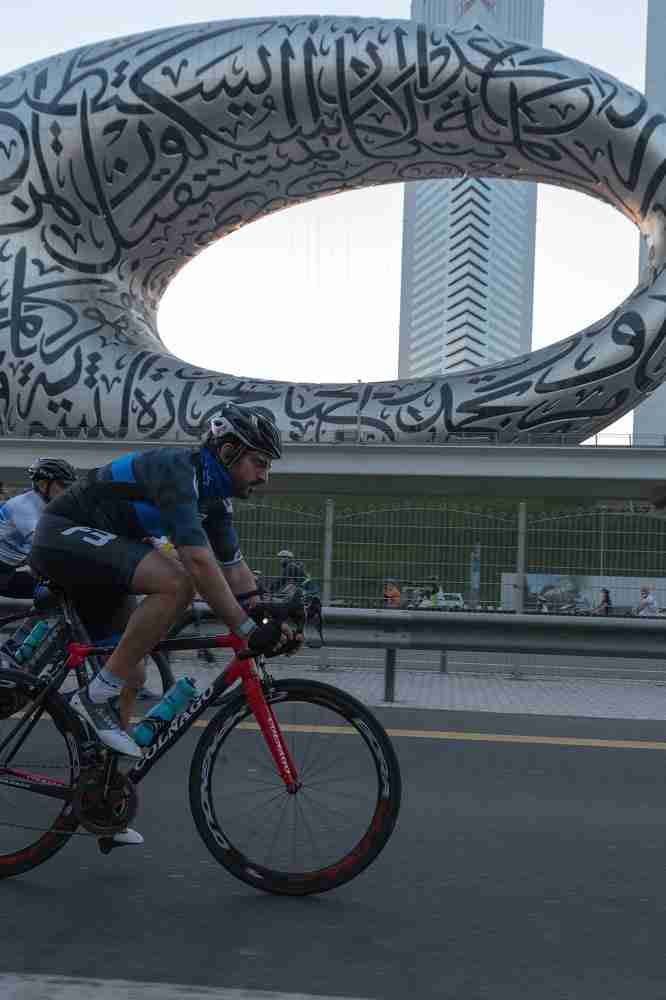 Más de 20.000 ciclistas hacen historia en la carretera más larga de Emiratos Árabes 1