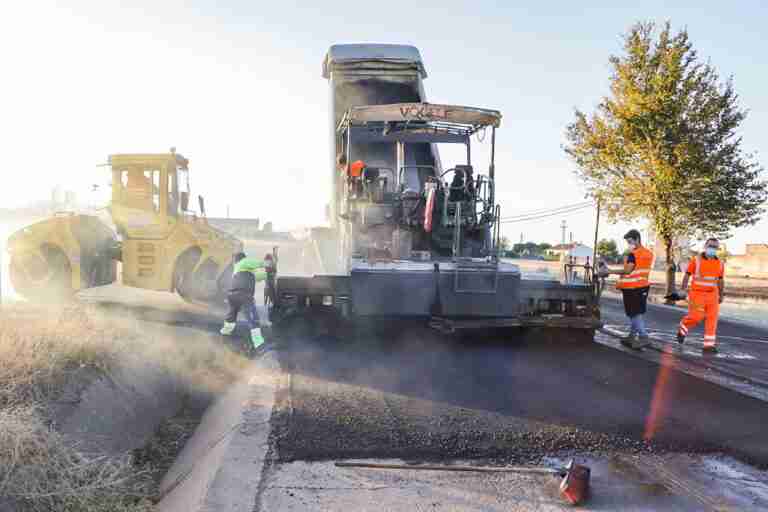 Trabajos de aslfaltado de la carretera tramo municipal almodovar