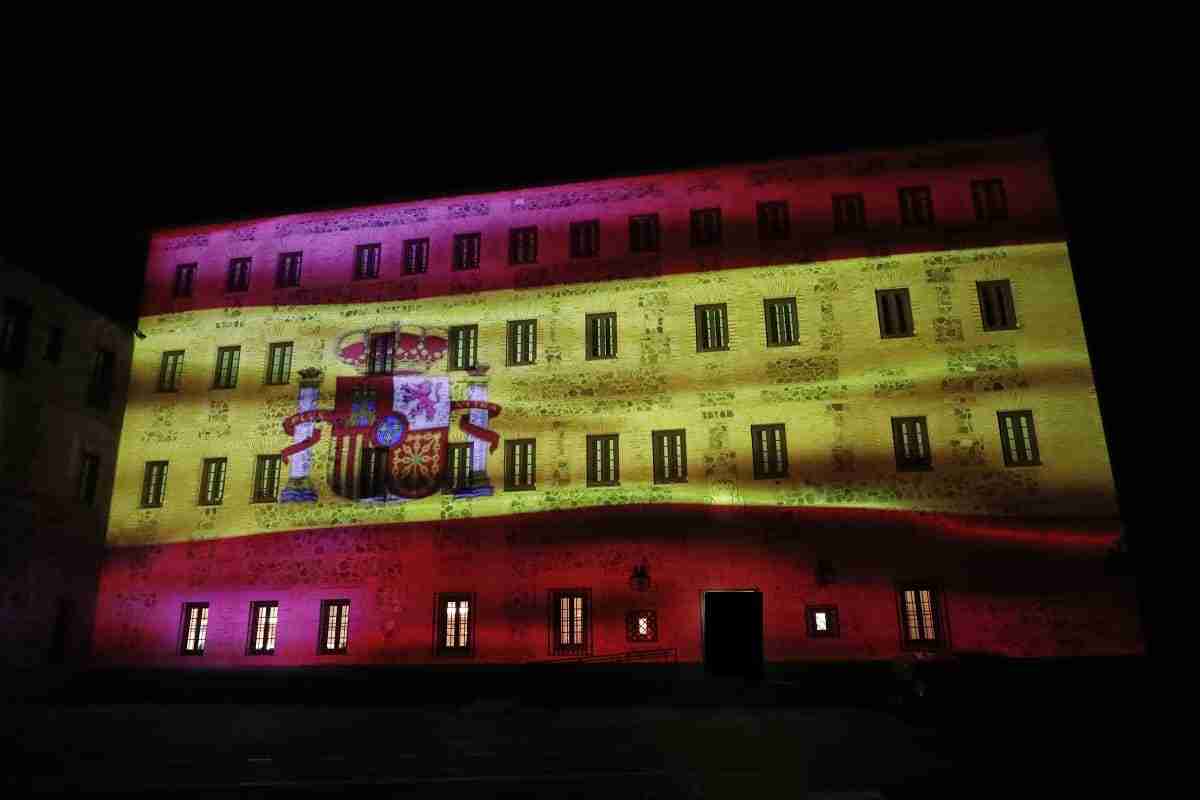 La bandera de España se proyecta durante las noches del puente de la Constitución en la fachada de las Cortes regionales 1