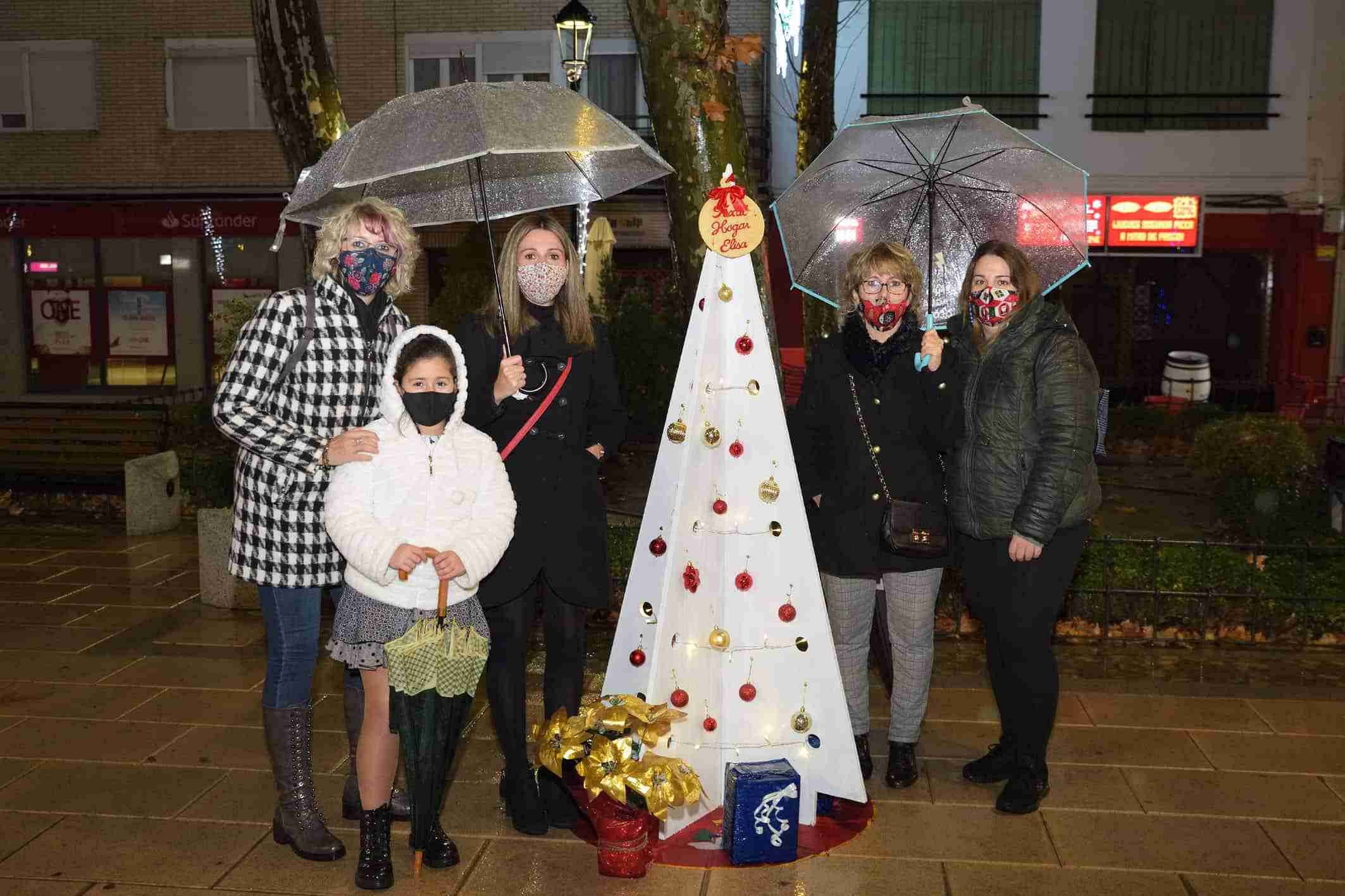 Cerca de una veintena de árboles navideños decoran la Glorieta de Argamasilla de Alba 2