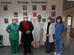 La AECC en Ciudad Real acercó el voluntariado al Hospital Universitario de Ciudad Real en forma de tótem 2