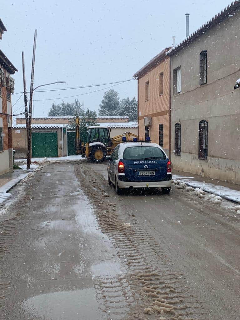 El Ayuntamiento de Aldea del Rey trabaja en la limpieza de calles y pide a los vecinos que se queden en casa por la nevada y para minimizar contagios 1
